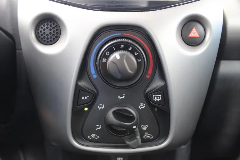 Toyota Aygo 1.0 VVT-i x-nav Achteruitrijcamera, Navigatie, Airco, Bluetooth afbeelding 19