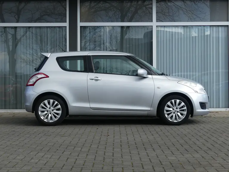 Suzuki Swift 1.2 Bandit EASSS Cruise Control, Stoelverwarming, 16" Lichtmetalen Velgen, Airco, Dealer Onderhouden afbeelding 12