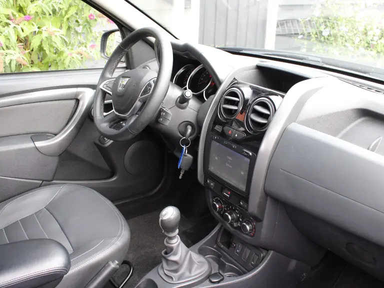 Dacia Duster Blackshadow 1.2 TCe 4x2 125PK Leder, Trekhaak, Achteruitrijcamera, Navigatie, Airco afbeelding 16