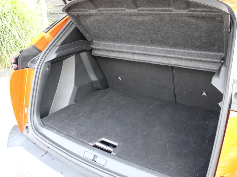 Peugeot 2008 GT-Line 1.2 PureTech 130PK Trekhaak, Navigatie, Achteruitrijcamera, Keyless Start, Parkeersensoren afbeelding 13