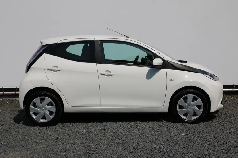 Toyota Aygo 1.0 VVT-i x-play Achteruitrijcamera, Airco, Bluetooth, Elektrische Ramen afbeelding 12