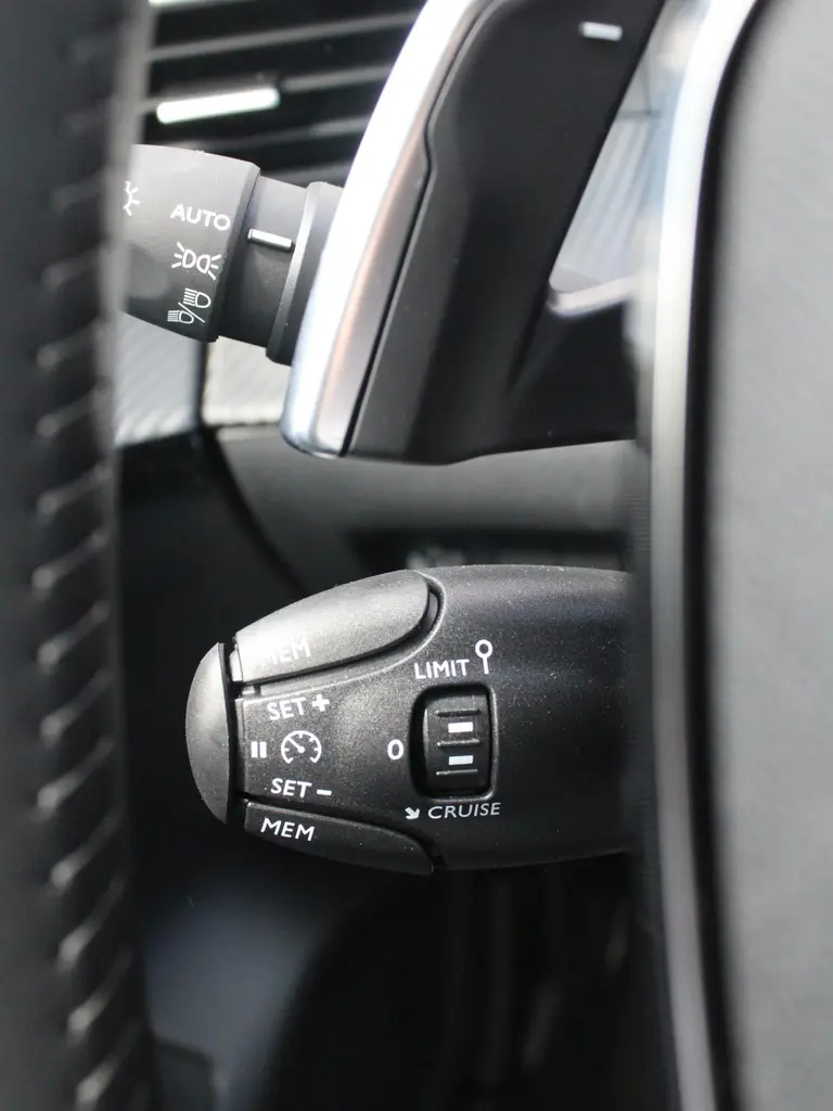 Peugeot 208 1.2 Hybrid 110PK e-DCS6 Allure Navigatie, 360 camera, Lichtmetalen velgen, Parkeerhulp voor & achter, Cruise Control afbeelding 18