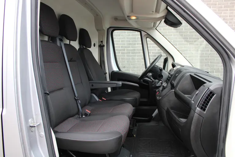 Peugeot Boxer 330 2.2 BlueHDi 140 L2H2 Asphalt CruiseControl, Trekhaak, Airco, Navigatie, Achteruitrijcamera, DAB Radio afbeelding 9