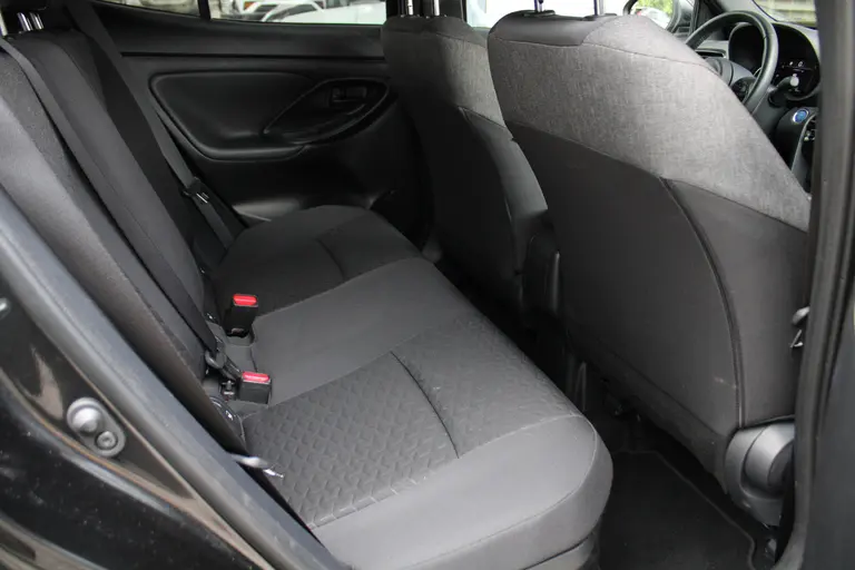 Toyota Yaris Cross 1.5 Hybrid Dynamic Navigatie, Achteruitrijcamera, Climate Control, Bluetooth afbeelding 19
