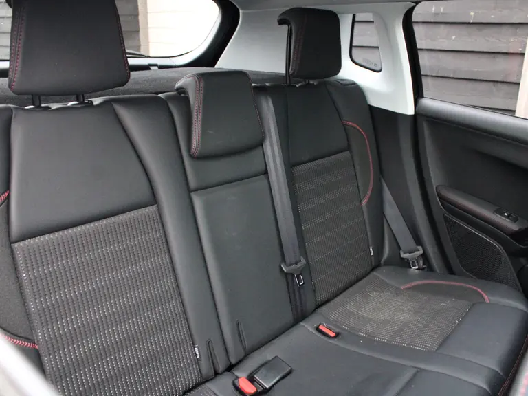 Peugeot 2008 1.2 PureTech GT-Line 110PK EAT6 Automaat Panoramadak, Camera Achter, Parkeerhulp achter, Lichtmetalen velgen afbeelding 14
