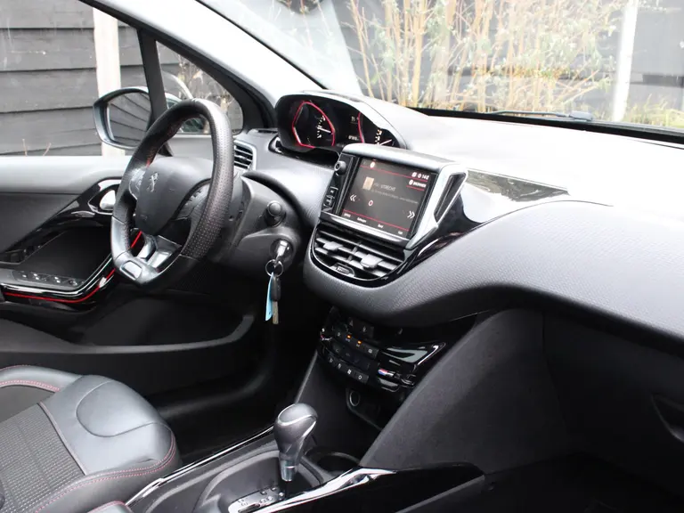 Peugeot 2008 GT-Line 1.2 PureTech 110PK EAT6 Automaat Panoramadak, Camera Achter, Parkeerhulp achter, Lichtmetalen velgen afbeelding 15