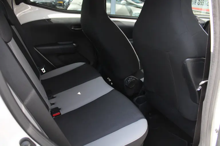Toyota Aygo 1.0 VVT-i x-play Achteruitrijcamera, Bluetooth, Airco, Apple Carplay/Android Auto afbeelding 18
