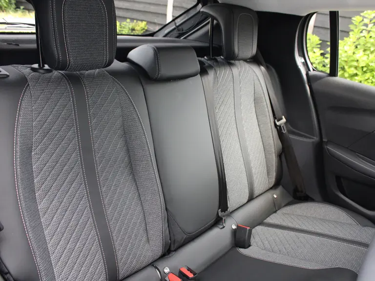 Peugeot e-208 Allure 51 kWh 156PK Navigatie, Rondomzichtcamera, Parkeersensoren, Apple Carplay, Android Auto afbeelding 13