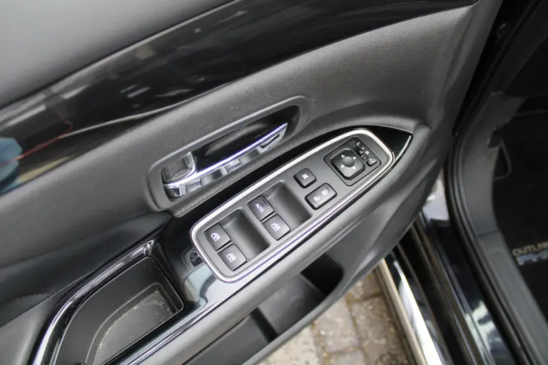 Mitsubishi Outlander 2.0 PHEV instyle+ Cruise/Climate control, Trekhaak, Sch.kanteldak,  Navigatie, Camera, Parkeersensoren Hybride batterij capaciteit: 34,2 Ah. Trekgewicht 1.500 kg. afbeelding 8