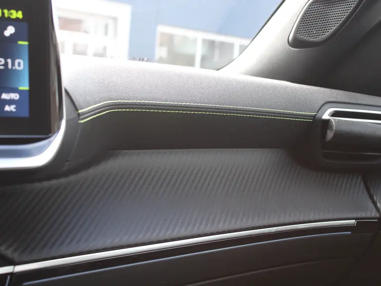 Peugeot e-2008 EV GT 50 kWh Navigatie, Lichtmetalen velgen 18 inch, Keyless Entry, Dodehoek detectie afbeelding 34