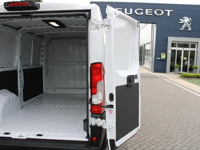 Peugeot Boxer 2.2 BlueHDi 120PK S&S L2H1 3.0t Trekhaak, Navigatie, Achteruitrijcamera, Cruise Control, Airco, Dodehoek Detectie afbeelding 11