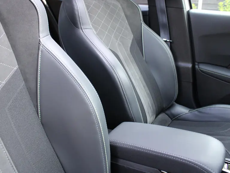 Peugeot 2008 GT Pack 1.2 PureTech 130PK EAT8 Automaat Panoramisch schuifkanteldak, Luxe Alcantara bekleding, Focal Hifi, Trekhaak afbeelding 48