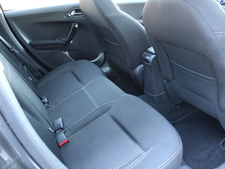 Peugeot 208 1.2 PureTech Tech 110PK Edition 5-drs Parkeerhulp voor en achter met camera, Navigatie, Apple Carplay/AndroidAuto, Panoramadak afbeelding 46