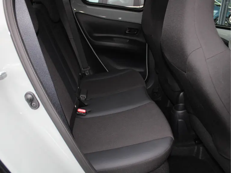 Toyota Aygo X 1.0 VVT-i MT Envy Cruise Control Adaptief, Achteruitrijcamera, Navigatie, Parkeersensoren Voor en Achter afbeelding 31