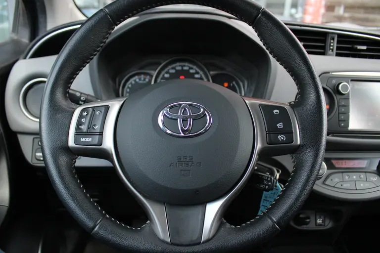 Toyota Yaris 1.3 100PK VVT-i Aspiration Cruise Control, Achteruitrijcamera, Bluetooth, Elektrische Ramen afbeelding 25