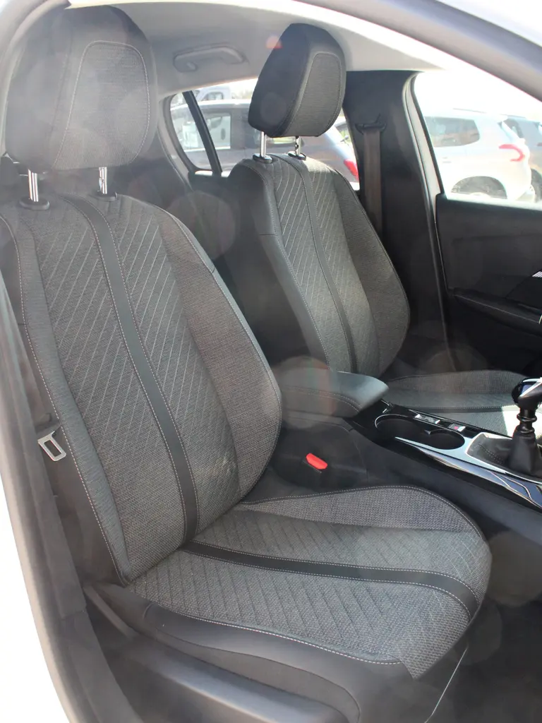 Peugeot 208 1.2 PureTech 100 Allure Navigatie, Stoelverwarming, Camera achter, Parkeerhulp voor & Achter, Lichtmetalen velgen afbeelding 22