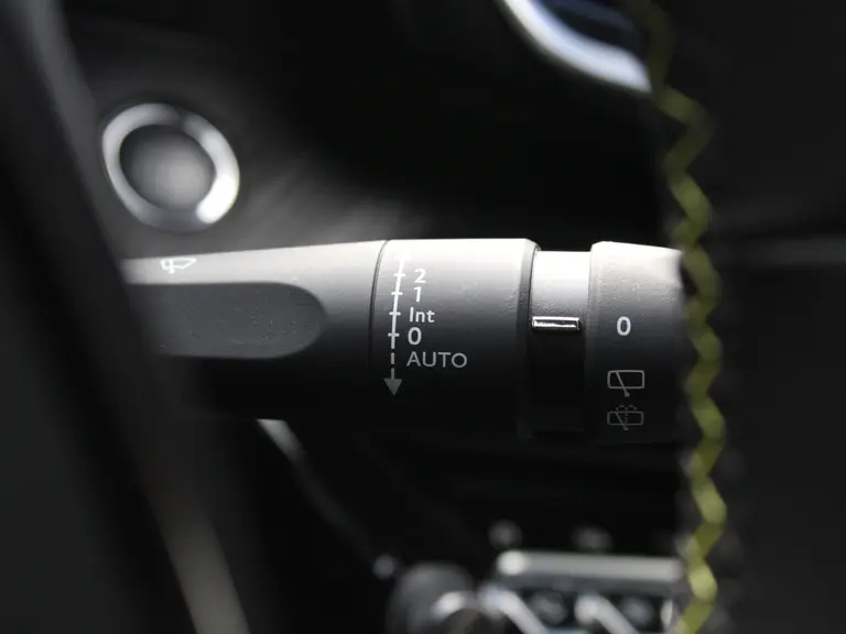 Peugeot e-2008 EV GT 50 kWh Navigatie, Lichtmetalen velgen 18 inch, Keyless Entry, Dodehoek detectie afbeelding 23