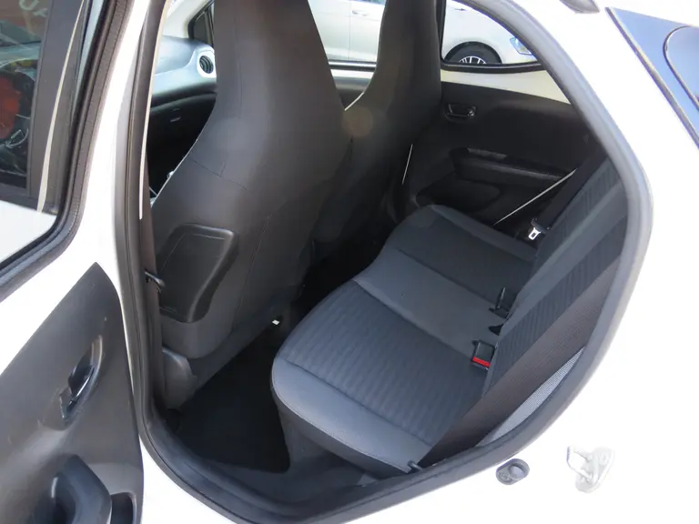 Toyota Aygo 1.0 VVT-i x-joy 1e Eigenaar, Dealer onderhouden, Achteruitrijcamera en LM-Velgen afbeelding 8
