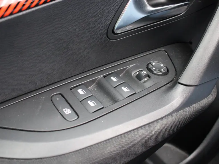Peugeot e-2008 Active Pack 50 kWh 136PK Navigatie, Achteruitrijcamera, Apple Carplay, Android Auto, Climate Control afbeelding 14