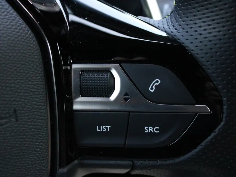 Peugeot 2008 GT Pack 1.2 PureTech 130PK EAT8 Automaat Panoramisch schuifkanteldak, Luxe Alcantara bekleding, Focal Hifi, Trekhaak afbeelding 33