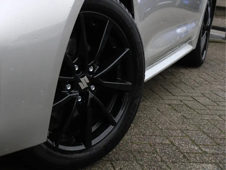 Suzuki Swace 1.8 Hybrid Style Automaat 140PK All-Season Banden, Adaptieve Cruise Control, Navigatie, Stuur Verwarmd, Voorruitverwarming, Draadloze Telefoonlader afbeelding 3