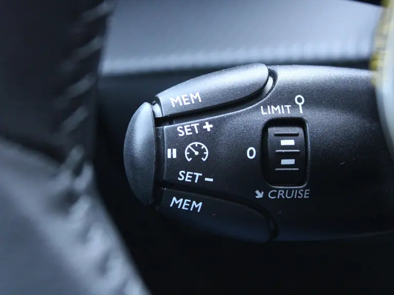 Peugeot 2008 Allure 1.2 Hybrid 145PK e-DSC6 Automaat Navigatie, Keyless, Parkeersensoren, Draadloze telefoonlader, Halflederen Bekleding afbeelding 19