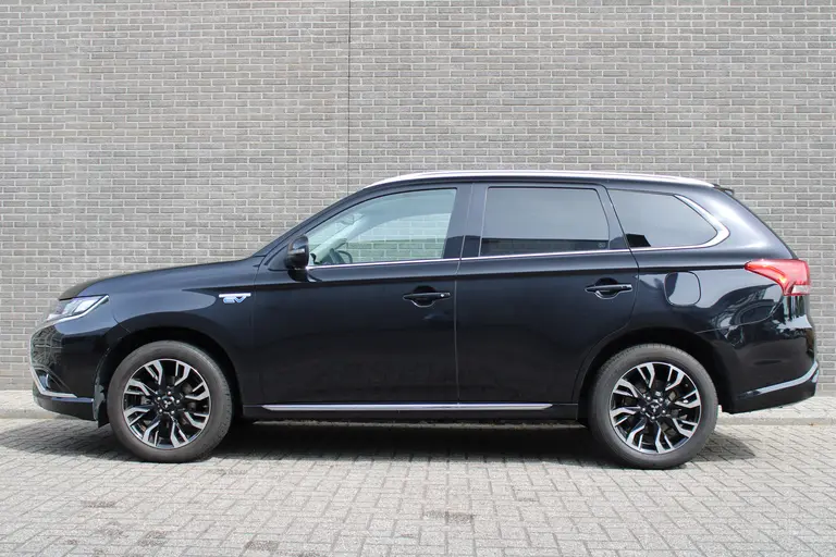 Mitsubishi Outlander 2.0 PHEV instyle+ Cruise/Climate control, Trekhaak, Sch.kanteldak,  Navigatie, Camera, Parkeersensoren Hybride batterij capaciteit: 34,2 Ah. Trekgewicht 1.500 kg. afbeelding 2