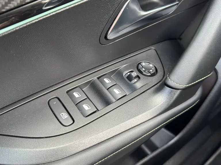 Peugeot 2008 GT 1.2 PureTech 130PK EAT8 Automaat Navigatie, Keyless, Rondomzichtcamera, Adaptieve Cruise Control, Draadloze Telefoonlader afbeelding 17