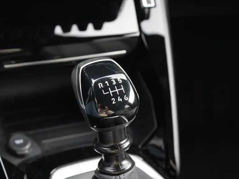 Peugeot 2008 1.2 PureTech 100PK Allure Navigatie, Achteruitrijcamera, Apple Carplay, Android Auto, Parkeersensoren Voor & Achter afbeelding 28