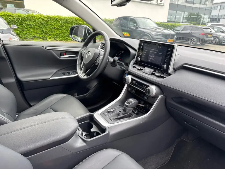 Toyota RAV4 2.5 Hybrid AWD Style 1.650 KG Trekgewicht, stuur- en stoelverwarming Camera, Parkeersensoren voor en achter afbeelding 3