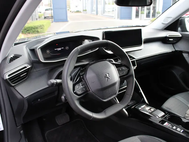 Peugeot 2008 1.2 PureTech 130PK Allure Pack EAT8 Navigatie, Trekhaak afneembaar, Camera Achter, Parkeerhulp achter, Climate Control afbeelding 16