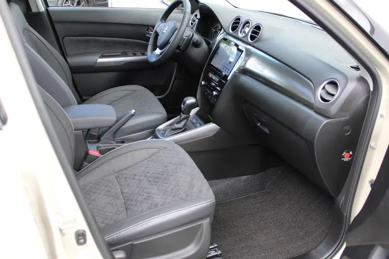Suzuki Vitara 1.5 Hybrid Style Demo Voordeel, Parkeersensoren Draadloos Carplay en Panorama Dak. afbeelding 12