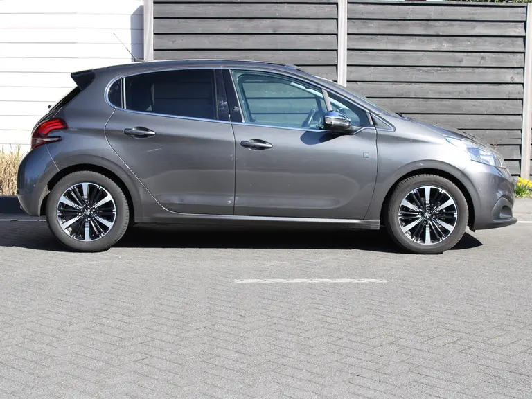 Peugeot 208 1.2 PureTech Tech 110PK Edition 5-drs Parkeerhulp voor en achter met camera, Navigatie, Apple Carplay/AndroidAuto, Panoramadak afbeelding 8
