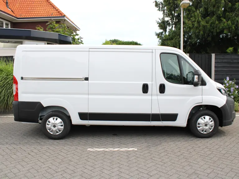 Peugeot Boxer 2.2 BlueHDi 120PK S&S L2H1 3.0t Trekhaak, Navigatie, Achteruitrijcamera, Cruise Control, Airco, Dodehoek Detectie afbeelding 7