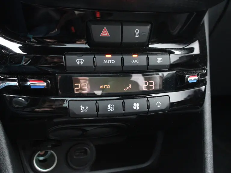 Peugeot 2008 1.2 PureTech GT-Line 110PK EAT6 Automaat Panoramadak, Camera Achter, Parkeerhulp achter, Lichtmetalen velgen afbeelding 28