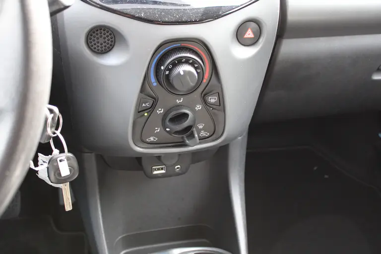 Toyota Aygo 1.0 VVT-i x-first, Camera, Applecarplay/Androidauto, LM-Velgen en Dealer ondehouden! afbeelding 20