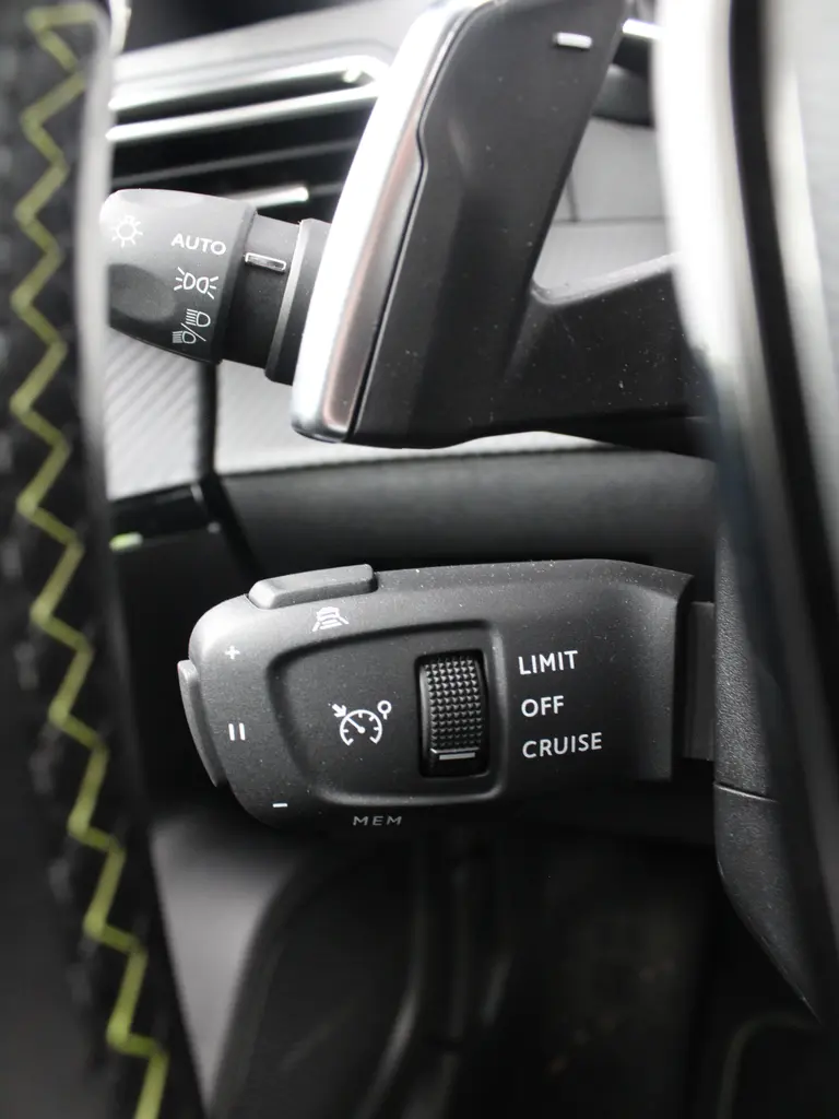 Peugeot 2008 GT 1.2 PureTech 130PK EAT8 Alcantara, Stoelverwarming, Camera, Navigatie, Cruise controle adaptief afbeelding 19
