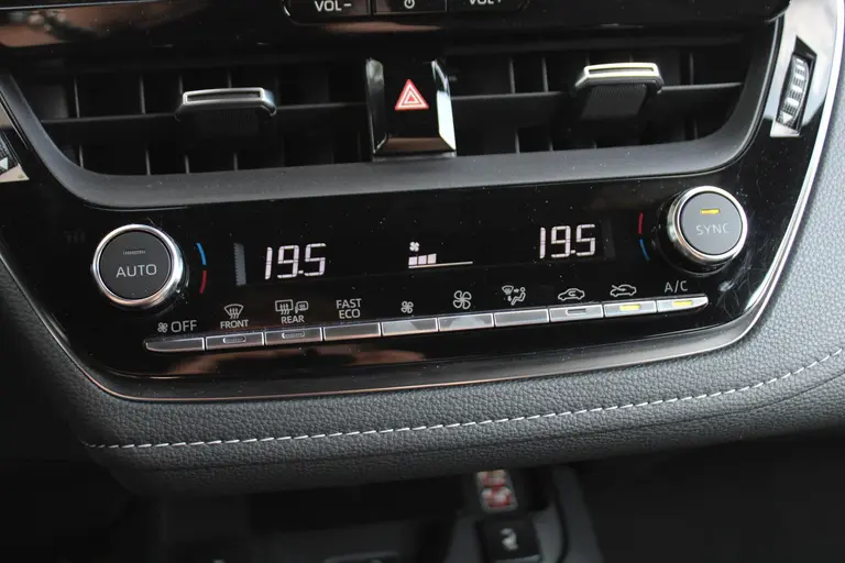 Toyota Corolla 1.8 Hybrid First Edition Automaat Achteruitrijcamera, Parkeersensoren Voor/Achter, Stoelverwarming, Cruise Control Adaptief, Climate Control afbeelding 23