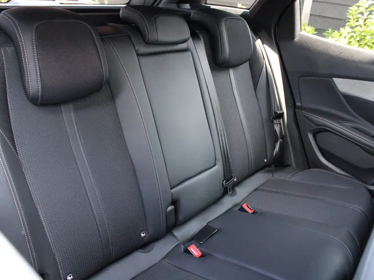 Peugeot 3008 GT 1.2 PureTech 130PK EAT8 Automaat Navigatie, Keyless, Achteruitrijcamera, Elektrische Achterklep, Apple Carplay, Android Auto afbeelding 15
