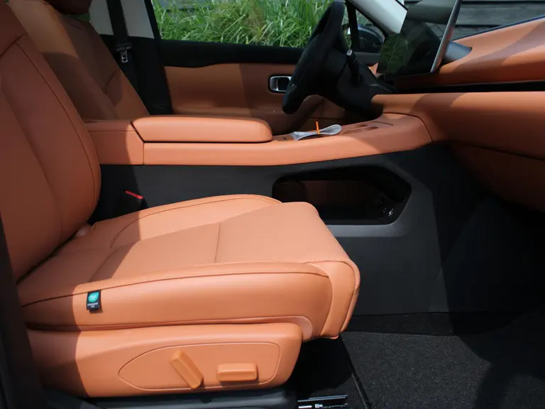 Leapmotor C10 REEV Design 28.4 kWh 215PK Automaat Camera systeem rondom, Stoelverwarming/koeling, Panoramadak, Navigatie afbeelding 19