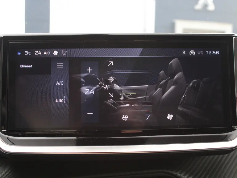 Peugeot 2008 1.2 PureTech 100PK Allure Navigatie, Achteruitrijcamera, Apple Carplay, Android Auto, Parkeersensoren Voor & Achter afbeelding 24