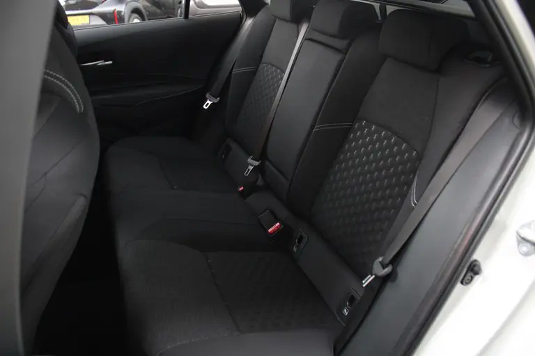 Suzuki Swace 1.8 Hybrid Style Automaat 140PK All-Season Banden, Adaptieve Cruise Control, Navigatie, Stuur Verwarmd, Voorruitverwarming, Draadloze Telefoonlader afbeelding 7