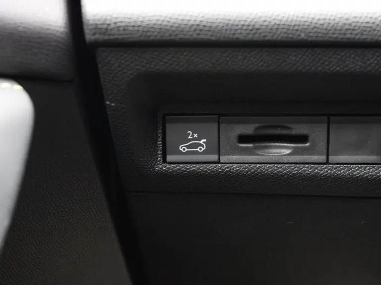 Peugeot 408 GT 1.2 PureTech 130PK EAT8 Automaat Navigatie, Rondomzichtcamera, Stoelverwarmig, Massage, Stuurverwarming, Panoramadak, Trekhaak afbeelding 25