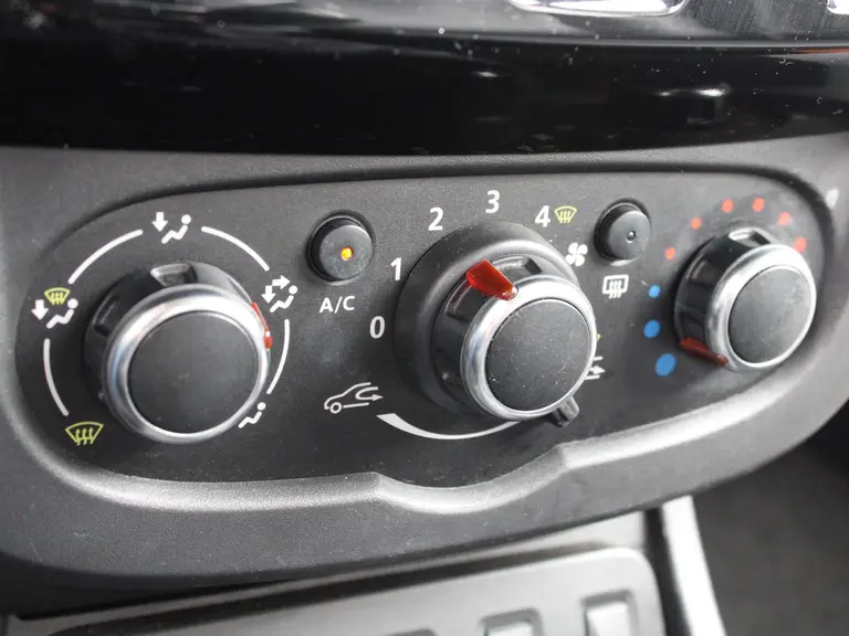 Dacia Duster Blackshadow 1.2 TCe 4x2 125PK Leder, Trekhaak, Achteruitrijcamera, Navigatie, Airco afbeelding 30
