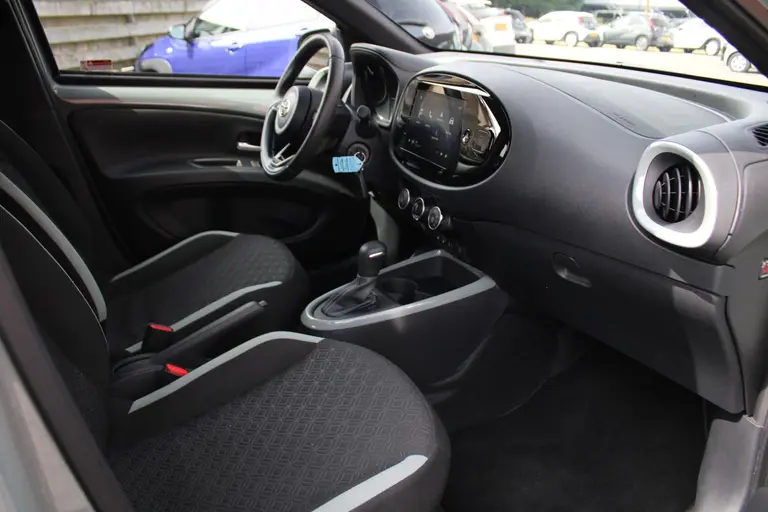 Toyota Aygo X 1.0 VVT-i S-CVT Pulse Automaat Adaptieve Cruise Control, Carplay/Android Auto, Achteruitrijcamera, Airco afbeelding 17