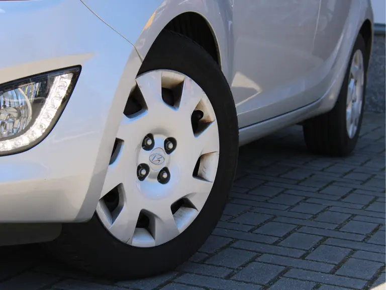 Hyundai i20 1.2i i-Motion 5-Deurs Afneembare Trekhaak, Airco, Parkeersensoren Achter, Radio/CD Speler afbeelding 2