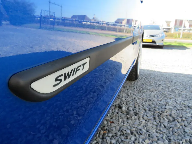 Suzuki Swift 1.2 Exclusive EASSS Speciale uitvoering, All-Seasons, Cruise/Climate-Control, Parkeersensoren en Verwarmde Voorstoelen afbeelding 27