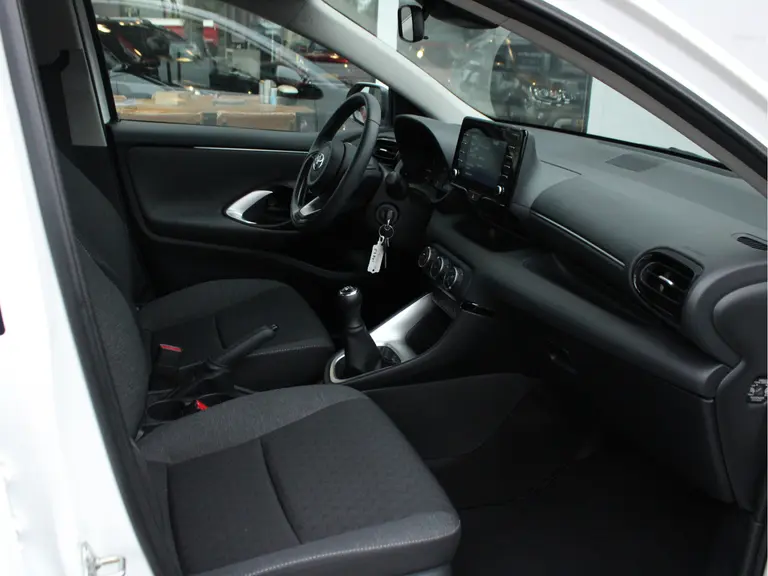 Toyota Yaris 1.0 VVT-i Active Cruise Control, Airco, Lichtmetalen Velgen, Bluetooth, Achteruitrijcamera afbeelding 32