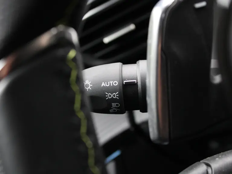 Peugeot 208 GT 1.2 PureTech 100PK EAT8 Automaat Navigatie, Trekhaak Afneembaar, Achteruitrijcamera, Stoelverwarming, Cruise Control, Climate Control afbeelding 26