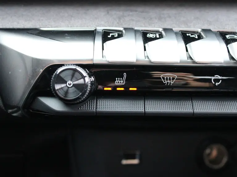 Peugeot 3008 GT 1.2 PureTech 130PK EAT8 Automaat Navigatie, Keyless, Achteruitrijcamera, Elektrische Achterklep, Apple Carplay, Android Auto afbeelding 33